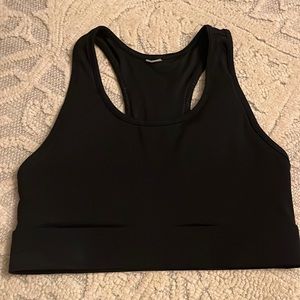 Medium Fabletics sports bra
Tag removed for comfort 
Does not fit post baby